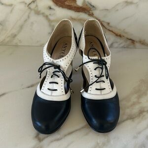 Anyi Lu Rare, Vintage Leather Blk/White 2 Tone Spectator Dance Style shoe!